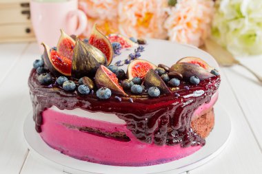 Lavanta mousse ile çikolatalı kek dekore edilmiş