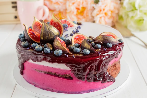 Dekorierter Schokoladenkuchen mit Lavendelmousse — Stockfoto