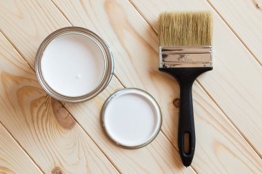 Boya ve fırça ahşap arka plan üzerinde kutu