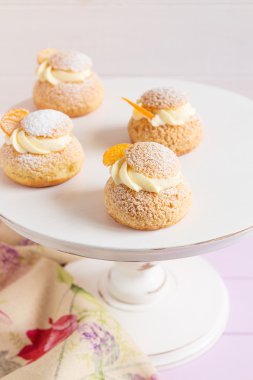 Vanilyalı krema ile krem puffs