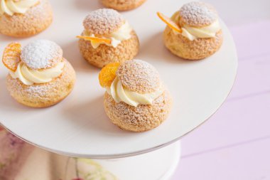 Vanilyalı krema ile krem puffs