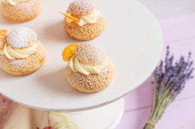 Vanilyalı krema ile krem puffs