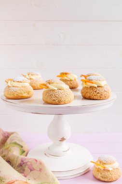 Vanilyalı krema ile krem puffs