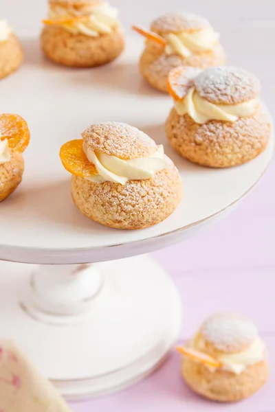 Bouffées de crème à la crème vanille — Photo