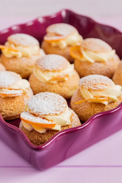 Pasticceria choux con crema pasticcera — Foto Stock