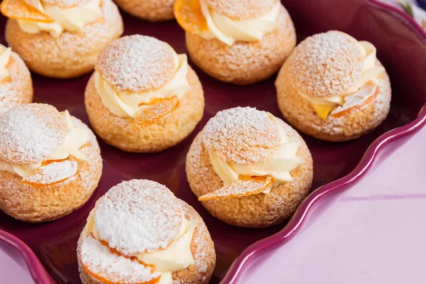 Pasticceria choux con crema pasticcera — Foto Stock