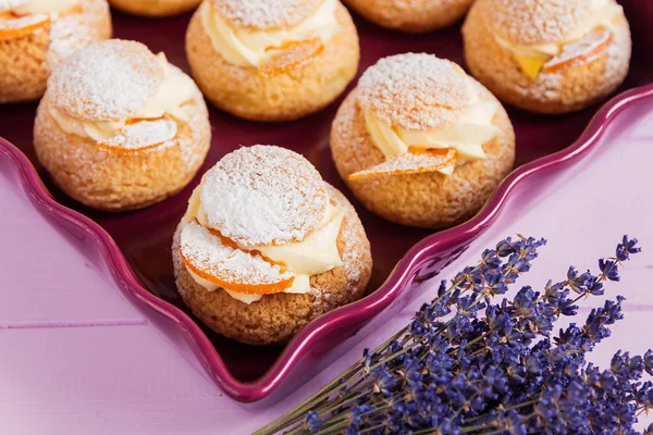 Pasticceria choux con crema pasticcera — Foto Stock