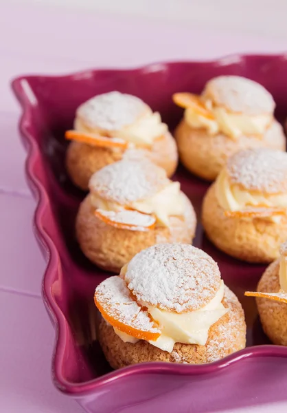 Pasticceria choux con crema pasticcera — Foto Stock