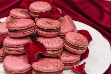 Romantik Kırmızı macaroons için Sevgililer günü