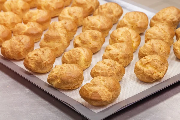 Profiterollen op pan — Stockfoto