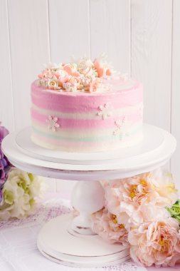 Pembe Sevgililer günü pastası