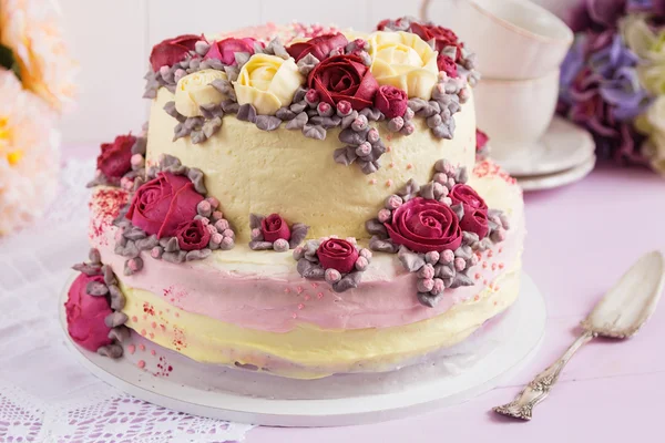 Елегантний торт, прикрашений бордовими кремовими трояндами — стокове фото