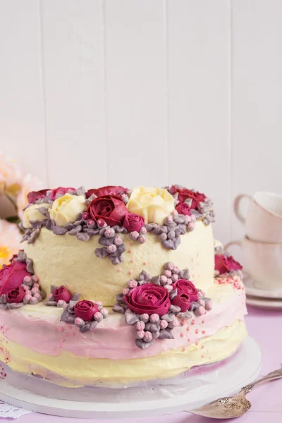 Gâteau élégant décoré avec des fleurs de rose crème bordeaux — Photo