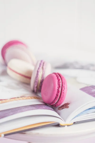Kolorowe makaroniki i książkę kucharską — Zdjęcie stockowe