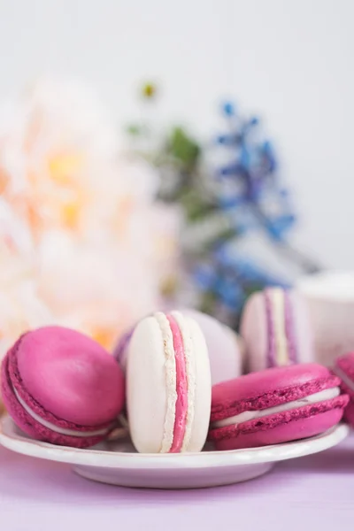 Macaroons rosa coloridos com foco superficial — Fotografia de Stock