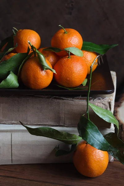 Mandarine sur fond bois — Photo