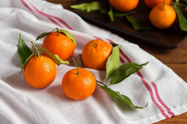 Mandarinen mit grünen Blättern — Stockfoto