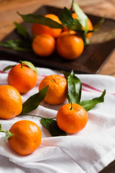 Mandarinen mit grünen Blättern — Stockfoto