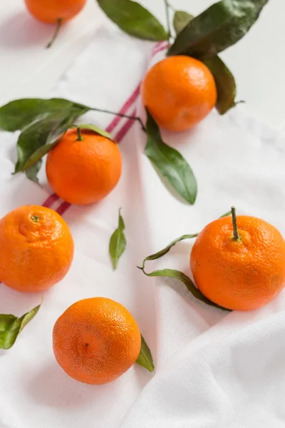 Mandarinen mit grünen Blättern — Stockfoto