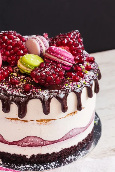 Bolo de mousse de creme com romã — Fotografia de Stock