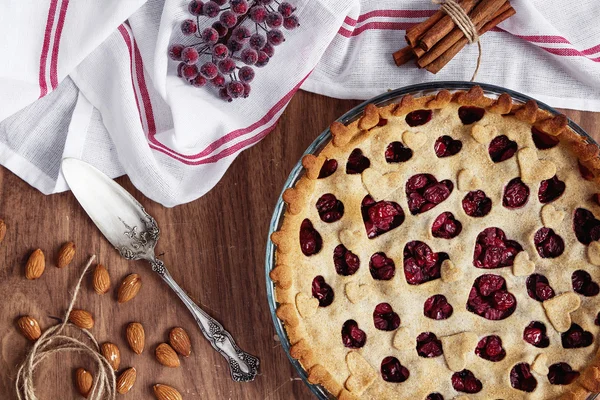 Torta di ciliegie fatta in casa su sfondo rustico — Foto Stock