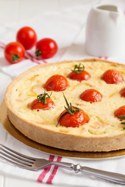 Geleneksel Fransız kiş pasta somon ve kiraz domates ile