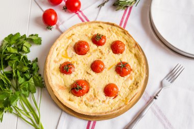 Geleneksel Fransız kiş pasta somon ve kiraz domates ile