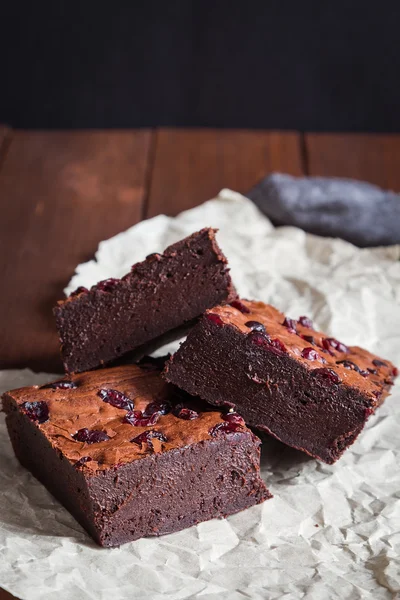 Torta brownies cioccolato su sfondo di legno — Foto Stock