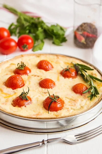 Geleneksel Fransız kiş pasta somon ve kiraz domates ile — Stok fotoğraf
