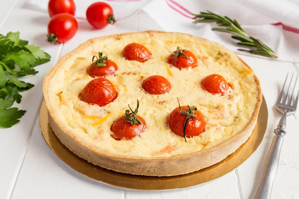 Pastel de quiche francés tradicional con salmón y tomate cherry —  Fotos de Stock