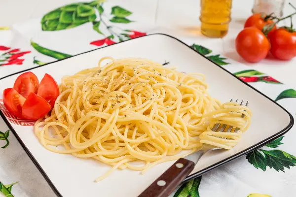 Špagety na čtvercové desce — Stock fotografie