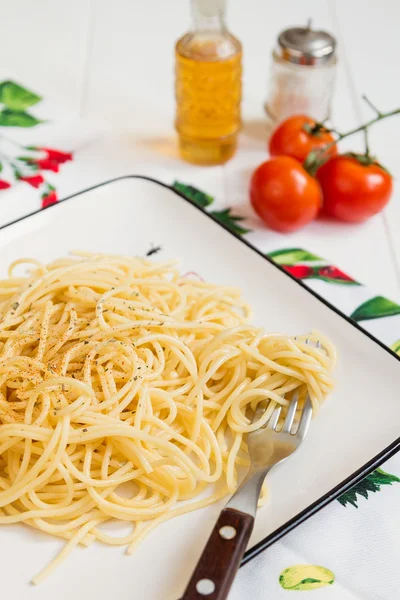 Spaghetti auf einem quadratischen Teller — Stockfoto