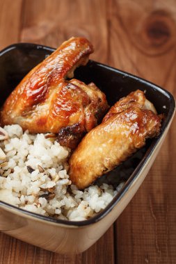 Pirinç mantar ve fırında tavuk kanadı