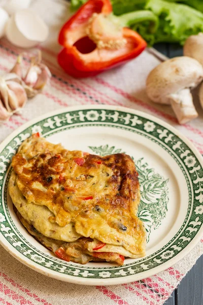 Tortilla rústica con champiñones y pimienta —  Fotos de Stock