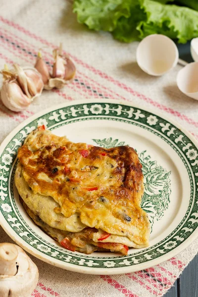 Tortilla rústica con champiñones y pimienta —  Fotos de Stock