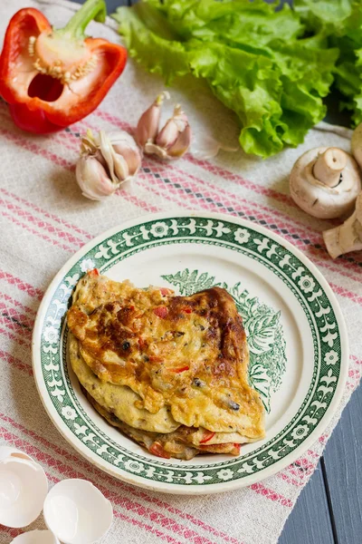 Tortilla rústica con champiñones y pimienta —  Fotos de Stock