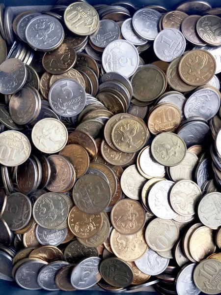 多くの異なる小さな金属ロシアのコイン — ストック写真