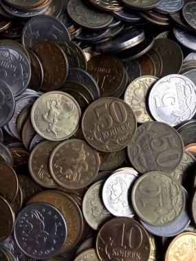 Birçok farklı küçük metal Rus sikkeleri..