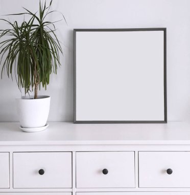 Modern bir iç mekanda resim veya fotoğraf için gri çerçeve şablonu