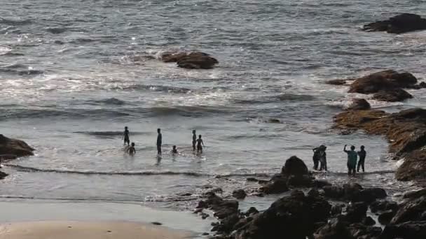 在海滩玩乐的人 — 图库视频影像