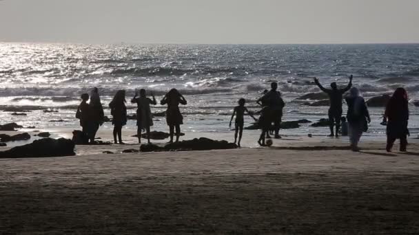 Gente divirtiéndose en la playa — Vídeo de stock