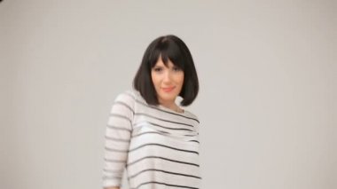 Genç esmer gülümseyen ve dans