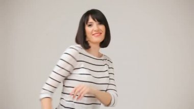 Genç esmer gülümseyen ve dans