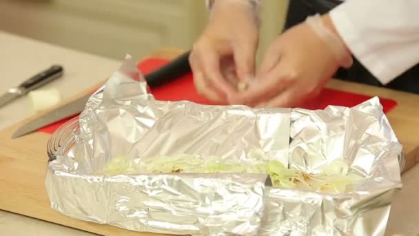 Preparación de filete de pescado para hornear — Vídeos de Stock