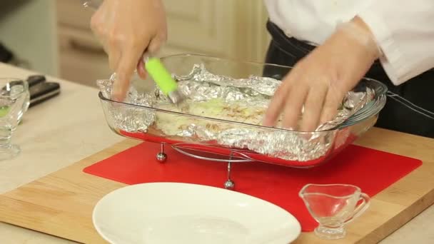 Fish fillet baked in foil — Stock Video