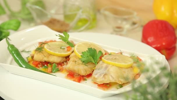 Pescado al horno con verduras de salsa — Vídeo de stock