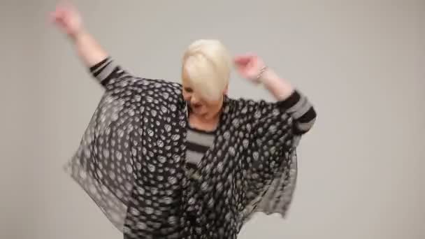 Freaky blond lady posing — Stock Video