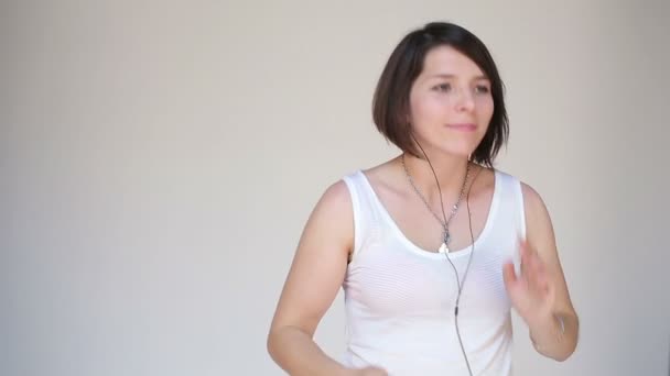 Woman dancing with earbuds — Stock Video