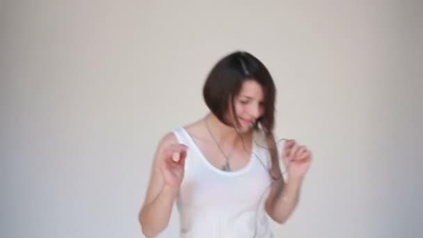 Woman dancing with earbuds — Stock Video