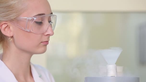 Výzkumník pracující s tekutým dusíkem — Stock video